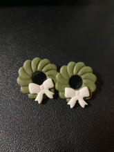 Load image into Gallery viewer, Wreaths Earrings
